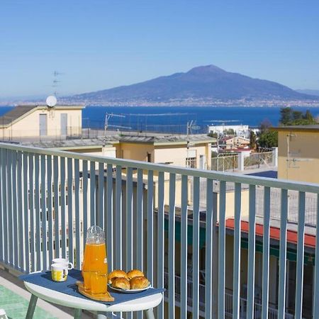소렌토 Super Attico Vista Mare Con Piscina 아파트 외부 사진