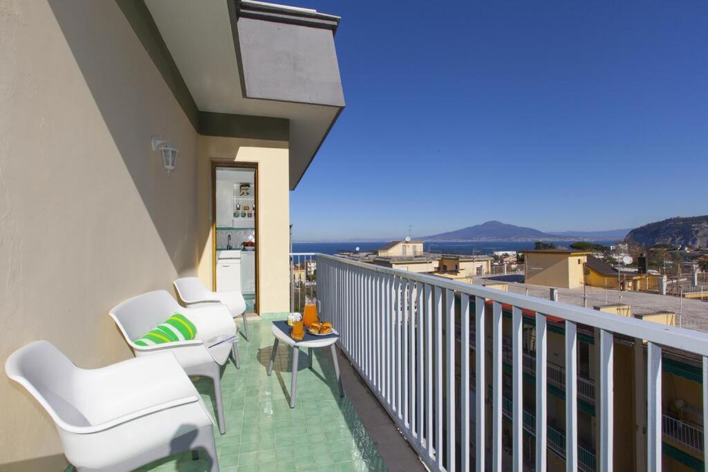 소렌토 Super Attico Vista Mare Con Piscina 아파트 외부 사진