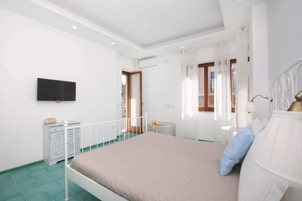 소렌토 Super Attico Vista Mare Con Piscina 아파트 외부 사진