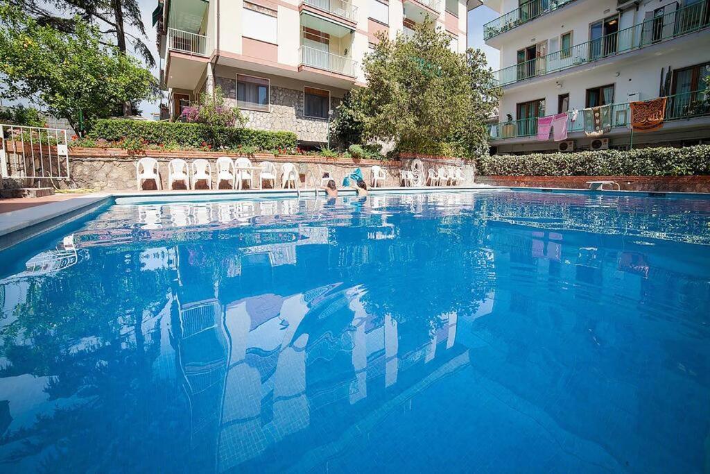 소렌토 Super Attico Vista Mare Con Piscina 아파트 외부 사진