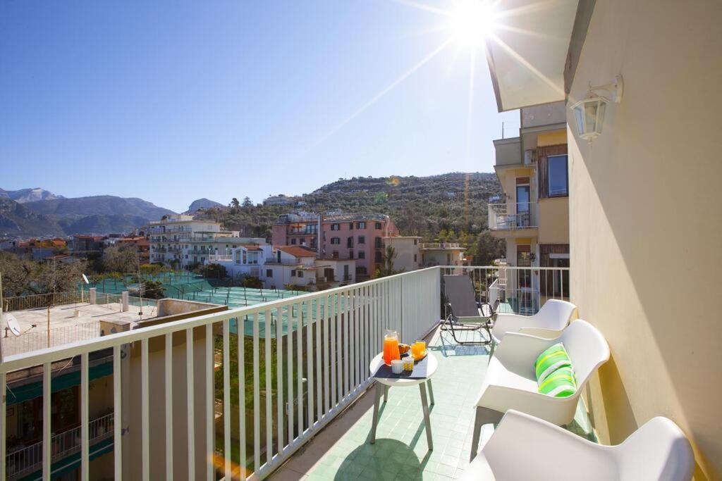 소렌토 Super Attico Vista Mare Con Piscina 아파트 외부 사진